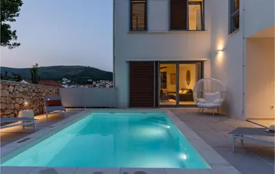 Bazen u objektu Villa Miramarina ili u blizini