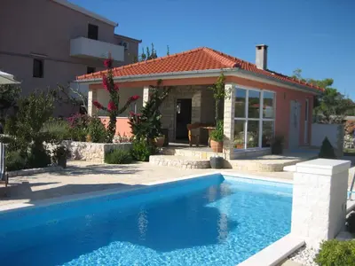 Bazen u objektu Apartment in Rogoznica - Sibenik Riviera 36449 ili u blizini