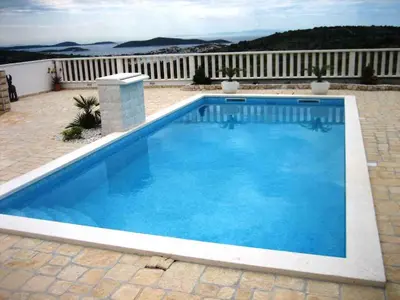 Bazen u objektu Apartment in Rogoznica - Sibenik Riviera 36449 ili u blizini