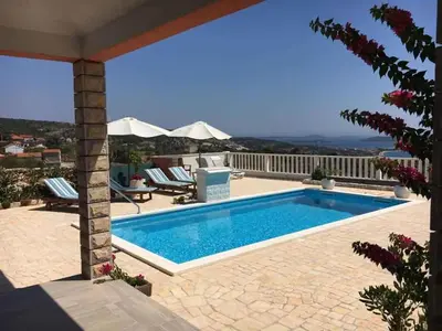Bazen u objektu Apartment in Rogoznica - Sibenik Riviera 36450 ili u blizini