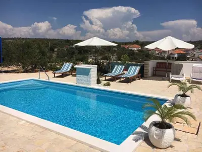 Bazen u objektu Apartment in Rogoznica - Sibenik Riviera 36450 ili u blizini