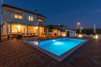 Bazen u objektu Villa Grgur ili u blizini