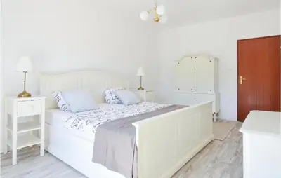 Krevet ili kreveti u jedinici u objektu Amazing Apartment In Kasic With Wifi