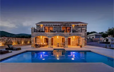 Bazen u objektu Gorgeous Home In Cera With Wifi ili u blizini