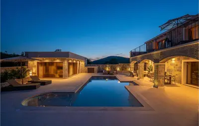 Bazen u objektu Gorgeous Home In Cera With Wifi ili u blizini