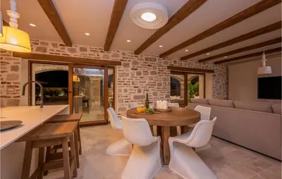 TV i/ili zabavni centar u objektu Gorgeous Home In Cera With Wifi