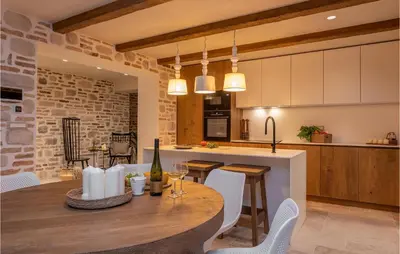 Kuhinja ili čajna kuhinja u objektu Gorgeous Home In Cera With Wifi
