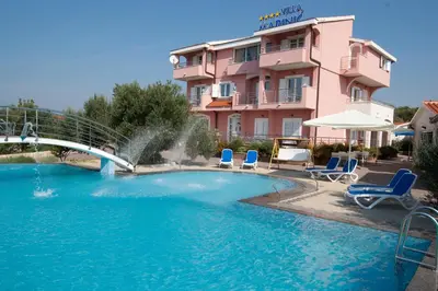 Bazen u objektu Apartments Marinić ili u blizini