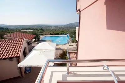 Bazen u objektu Apartments Marinić ili u blizini