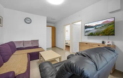 TV i/ili zabavni centar u objektu Pet Friendly Apartment In Rogoznica