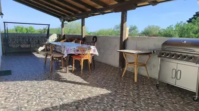 Oprema za roštilj dostupna gostima apartmana