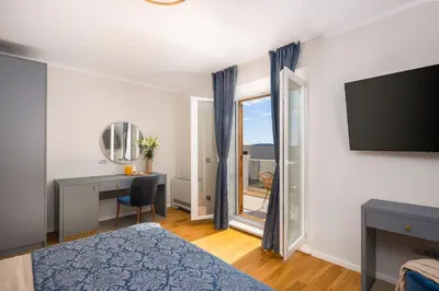 TV i/ili zabavni centar u objektu Luxury seafront Villa Castello Rogoznica with heated pool & spa