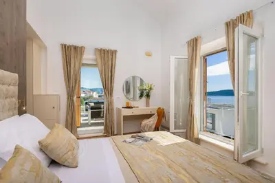 Krevet ili kreveti u jedinici u objektu Luxury seafront Villa Castello Rogoznica with heated pool & spa