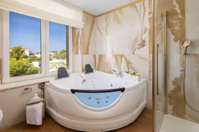 Kupaonica u objektu Luxury seafront Villa Castello Rogoznica with heated pool & spa