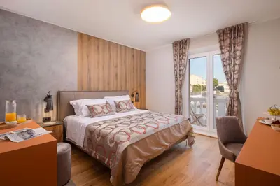 Krevet ili kreveti u jedinici u objektu Luxury seafront Villa Castello Rogoznica with heated pool & spa