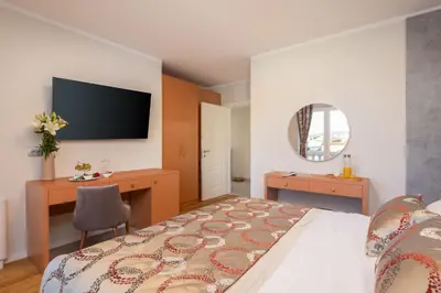 Krevet ili kreveti u jedinici u objektu Luxury seafront Villa Castello Rogoznica with heated pool & spa