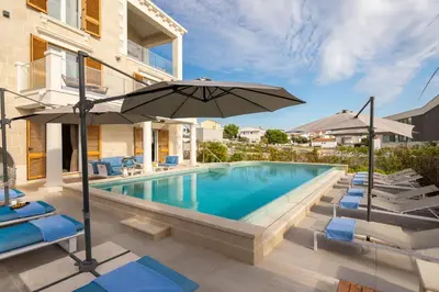 Bazen u objektu Luxury seafront Villa Castello Rogoznica with heated pool & spa ili u blizini