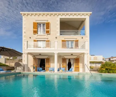 Bazen u objektu Luxury seafront Villa Castello Rogoznica with heated pool & spa ili u blizini