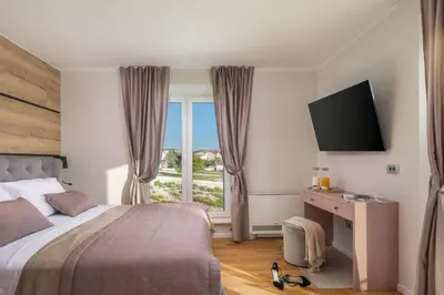 TV i/ili zabavni centar u objektu Luxury seafront Villa Castello Rogoznica with heated pool & spa