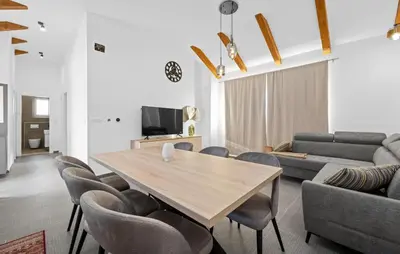 TV i/ili zabavni centar u objektu Beautiful Home In Skradin With Kitchen