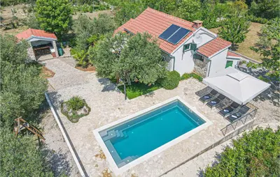 Bazen u objektu Holiday Home Vodice 17 ili u blizini