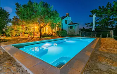 Bazen u objektu Holiday Home Vodice 17 ili u blizini