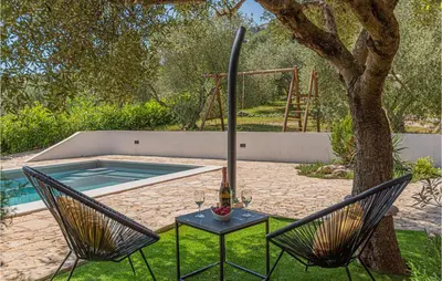Bazen u objektu Holiday Home Vodice 17 ili u blizini