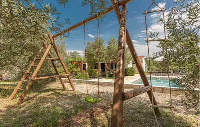 Bazen u objektu Holiday Home Vodice 17 ili u blizini
