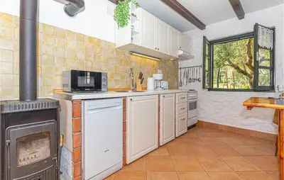 Kuhinja ili čajna kuhinja u objektu Holiday Home Vodice 17