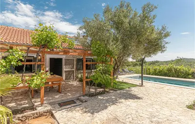 Bazen u objektu Holiday Home Vodice 17 ili u blizini