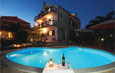 Bazen u objektu Apartment Vodice 19 ili u blizini