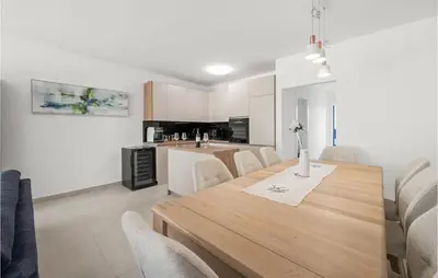 Kuhinja ili čajna kuhinja u objektu 4 Bedroom Awesome Home In Srima