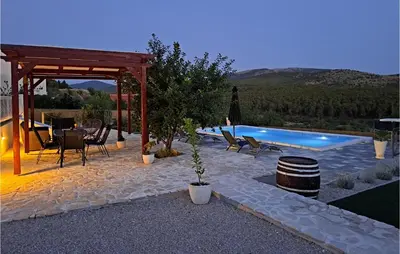 Bazen u objektu 2 Bedroom Awesome Home In Sibenik ili u blizini