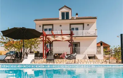 Bazen u objektu 2 Bedroom Awesome Home In Sibenik ili u blizini