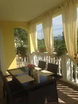 Restoran ili neka druga zalogajnica u objektu Apartmani Marijana