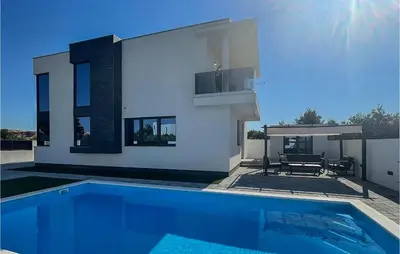 Bazen u objektu Awesome Home In Vodice With Sauna ili u blizini