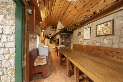 Restoran ili neka druga zalogajnica u objektu Traditional Stone House Perkovic