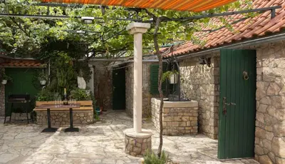 Popločani dio dvorišta ili vanjski dio objekta Traditional Stone House Perkovic