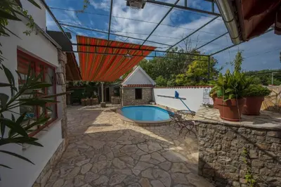 Bazen u objektu Traditional Stone House Perkovic ili u blizini