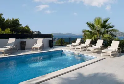 Bazen u objektu Villa Palm Bay 1, heated pool - 5 m from the sea ili u blizini