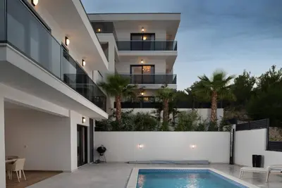 Bazen u objektu Villa Palm Bay 1, heated pool - 5 m from the sea ili u blizini