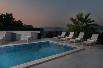 Bazen u objektu Villa Palm Bay 1, heated pool - 5 m from the sea ili u blizini