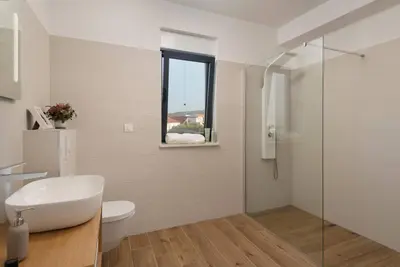 Kupaonica u objektu Villa Palm Bay 1, heated pool - 5 m from the sea
