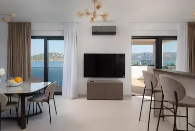 TV i/ili zabavni centar u objektu Villa Palm Bay 2, heated pool - 10 m from the sea