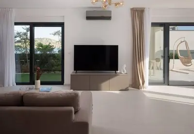 TV i/ili zabavni centar u objektu Villa Palm Bay 2, heated pool - 10 m from the sea