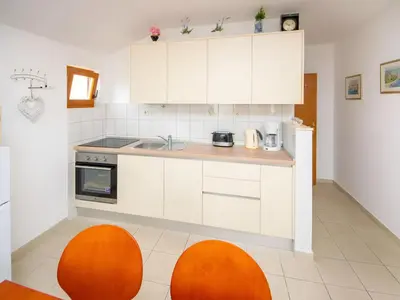 Kuhinja ili čajna kuhinja u objektu Apartment Jadria near the beach