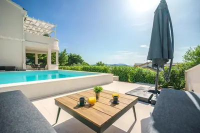 Bazen u objektu Villa Pearl ili u blizini