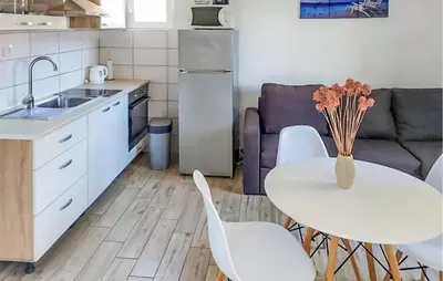 Kuhinja ili čajna kuhinja u objektu Stunning Apartment In Brodarica