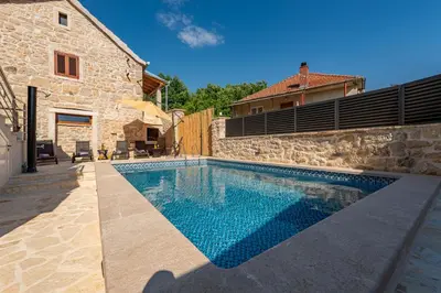 Bazen u objektu Villa Izvor ZadarVillas ili u blizini
