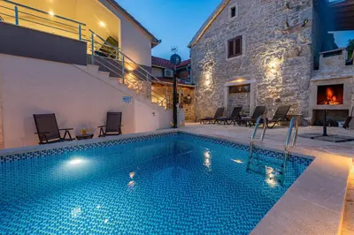 Bazen u objektu Villa Izvor ZadarVillas ili u blizini